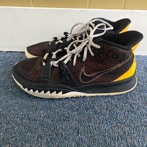 Nike Kyrie Irving Raygun men 9 mid top tie up basketball shoes